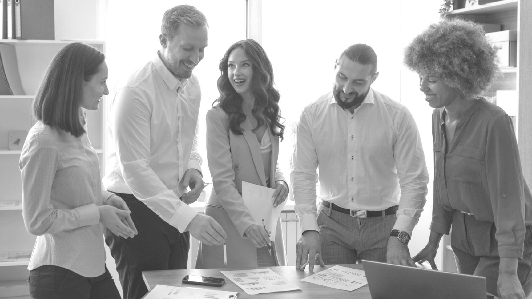 Séance de formation budgétaire en groupe avec analyse de cas pratiques